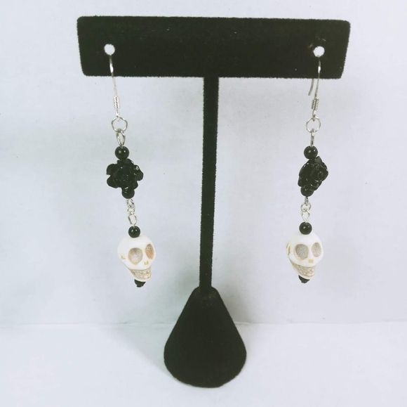 Spooky and chic skull earrings with black roses - Picture 2 of 2